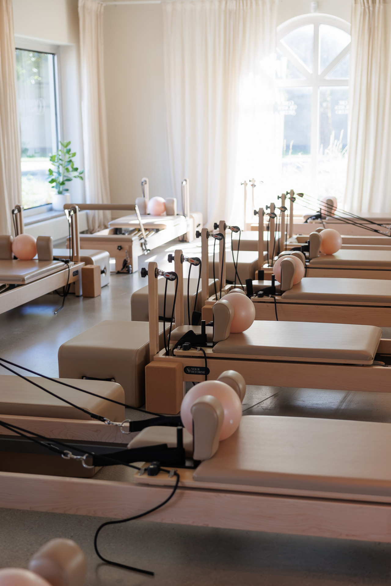 Reformer och detaljer i Core Pilates Studio i Visby