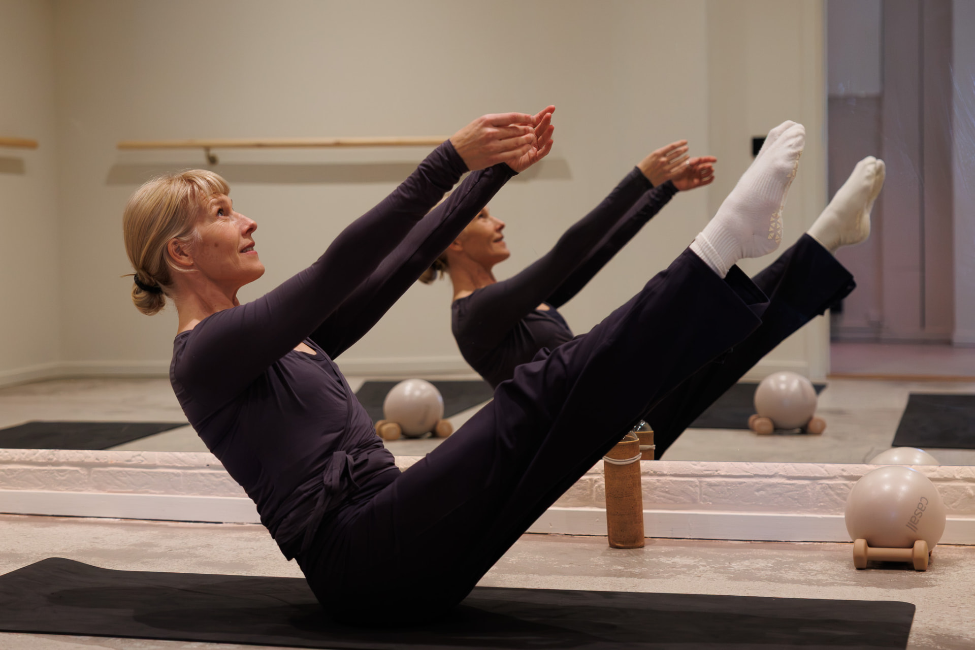 Deltagare som tränar Mat Pilates i Core Pilates Studio i Visby